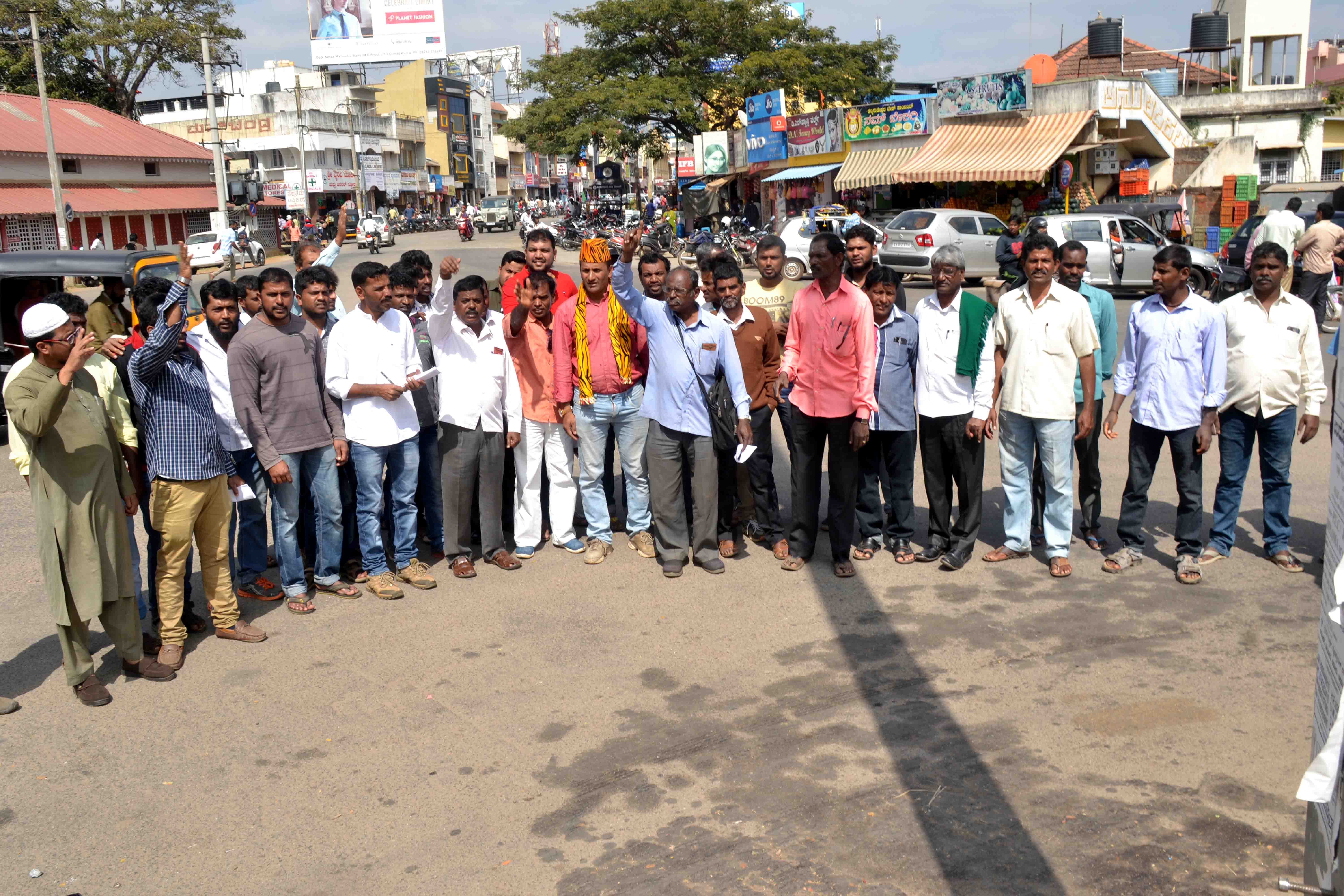 ಧನ್ಯಶ್ರೀ ಆತ್ಮಹತ್ಯೆಗೆ ಪ್ರಚೋಧಿಸಿದವರ ಬಂಧನಕ್ಕೆ ಒತ್ತಾಯಿಸಿ ಧರಣಿ